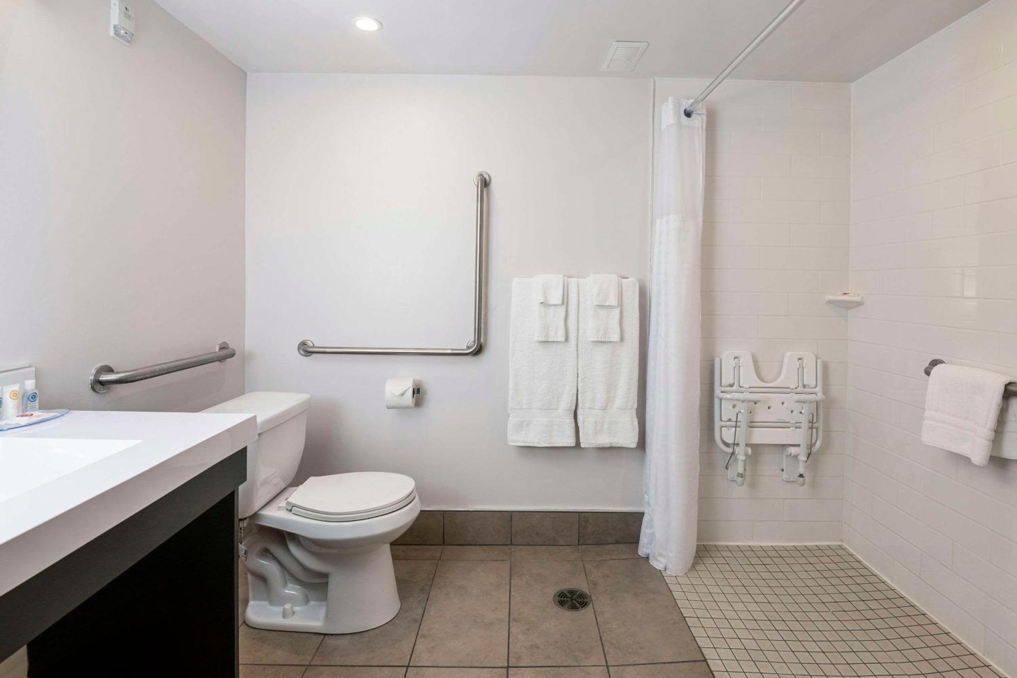 Comfort Suites Kingston Central Exteriör bild