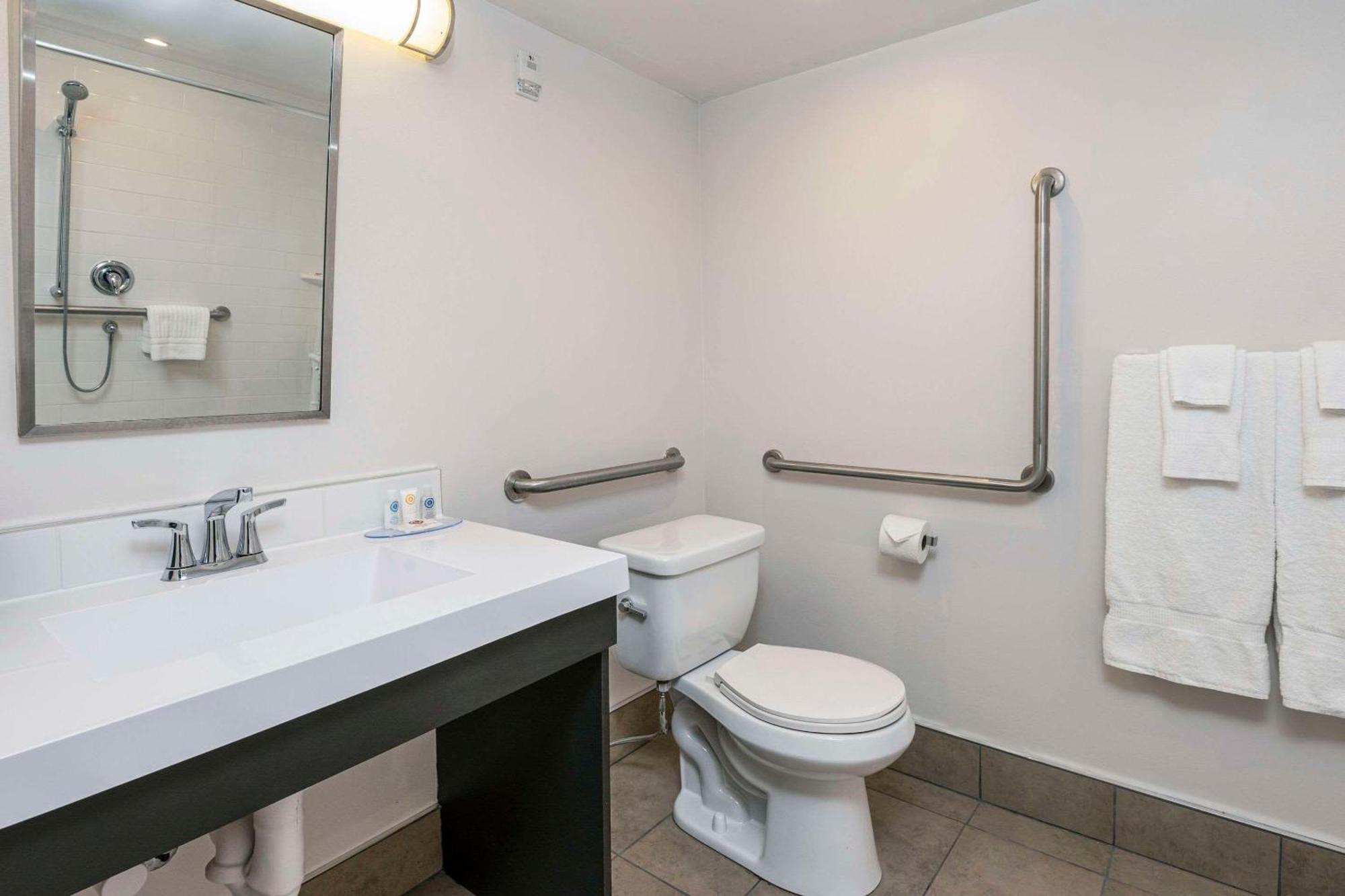 Comfort Suites Kingston Central Exteriör bild